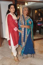 Shaina NC designs for Waheeda Rehman in Mumbai on 29th May 2013 (15).JPG